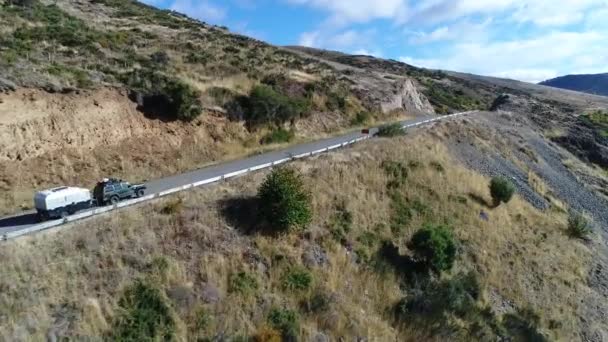 Drone Aereo Scena Steppa Montagne Alberi Strada Furgone Monitoraggio Trasporto — Video Stock