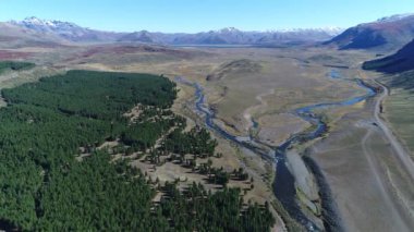 Bozkır, hava uçak sahne Nahueve nehir ve epu lauquen Gölü Kuzey neuquen Patagonya Arjantin. Kamera hareketli güneşli günde iletir. ağaçlandırma, çam ekimi için ticari ahşap. Çakıl yol