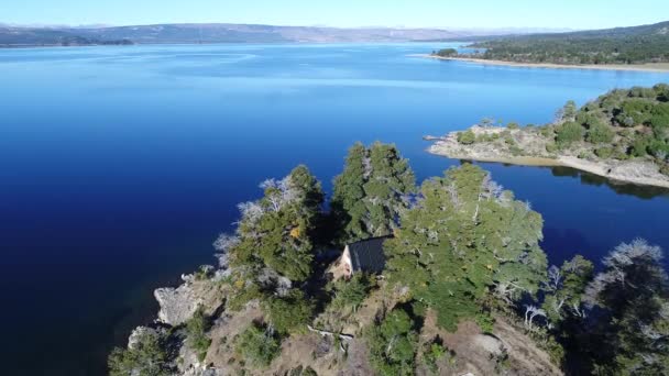 Escena Aérea Drones Casa Abandonada Costa Del Lago Alumine Cámara — Vídeo de stock