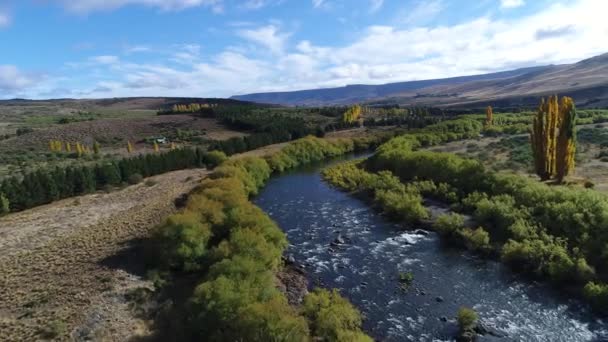 Légi Drone Jelenet Pulmari Folyó Sziklák Sztyepp Hegyek Sárga Fák — Stock videók