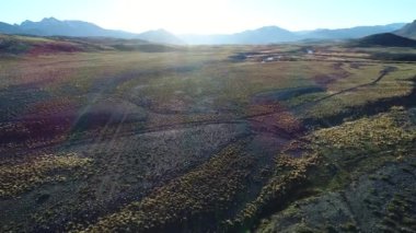 Bozkır ve Nahueve Nehri neuquen, Patagonya Arjantin hava dron sahne. Andes Dağları kar, saatte, gün batımı, altın ile backlight. EPU Lauquen göller. Yukarı doğru hareketli kamera.