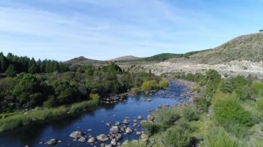 Sonbahar kenar, akış, kayalar, bozkır ve dağlar ağaçlarıyla Pulmari nehire hava dron sahne, kamera hareket iletir