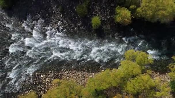 Drone aérien vue de dessus scène de ruisseau à la rivière Pulmari en automne avec des arbres au bord et des rochers. Caméra en montée ,