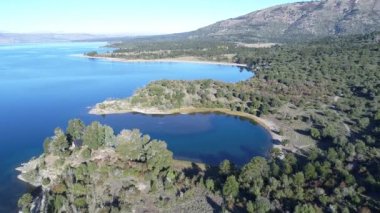 Villa pehuenia gölde Alumine hava dron sahne. Kamera seyahatleri kıyı boyunca çok yüksek. Dağlar, orman, plaj büyük bakış. Mapuçe alan. Beş lagün Neuquen, Patagonya.