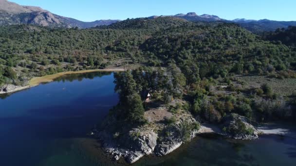 Antenowe Drone Scena Domu Wybrzeżu Jeziora Alumine Kamera Przemieszcza Się — Wideo stockowe