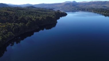Hava dron sahne Alumine Gölü, batea mahuida ve Araucarias ile Dağları. Göl Neuquen yukarıda ileri yüksek uçan kamera. Patagonya