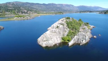 Hava üst Pulmari Gölü, Neuquen, Patagonia, Arjantin dron sahne Rock Island ağaçları ile görüntüleyin. Güneşli bir sonbahar içinde gezinmek kamera.