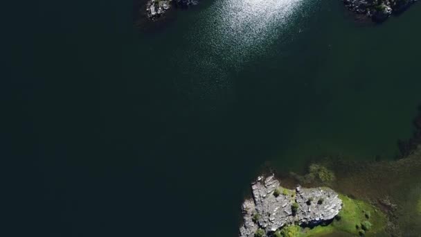 空中俯视图 Pulmari 湖的一个岩石岛的无人机场景 照相机向前移动 太阳在水中反射 — 图库视频影像