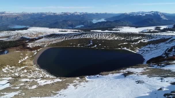空中无人机现场的雪 Batea Mahuida 火山在 Pehuenia 在火山口和泻湖上的摄像头向后越过火山口 阿根廷氧化铝湖和 Moquehue 内乌肯省的背景 — 图库视频影像
