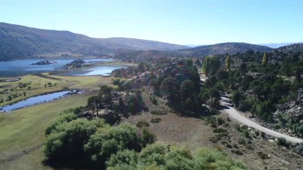 Scène Aérienne Drone Lac Pulmari Avec Île Rocheuse Arbres Araucarias — Video