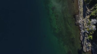 Alumine Gölü ve ada üstten görünüm, ek yükü hava dron sahne. Villa Pehuenia, Moquehue, Neuquen Patagonya Arjantin. Yeşil ve mavi renkleri gölün dibinde.