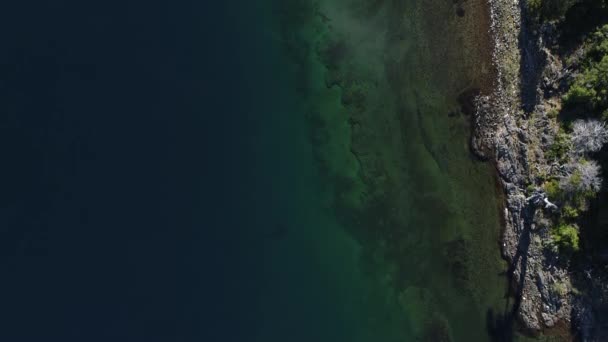 Scène aérienne de drone de lac d'alumine et vue de dessus de l'île, au-dessus. Villa Pehuenia, Moquehue, Neuquen Patagonie Argentine. Couleurs vertes et bleues au fond du lac .