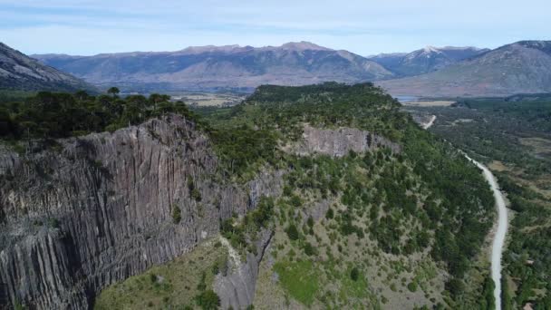 Escena Aérea Muro Rocoso Con Árboles Araucarias Cima Montañas Lago — Vídeos de Stock