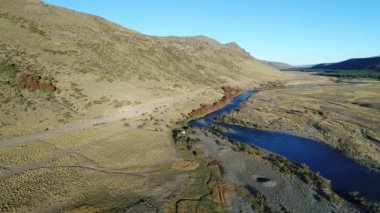 Bozkır ve Nahueve Nehri neuquen, Patagonya Arjantin hava dron sahne. Gün batımı, altın saat, arkadan. EPU Lauquen göller. Hareketli kamera iletir ve van ve Fragmanı yanındaki aşağı.