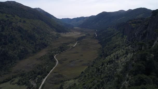 Drone Aéreo Escena Valle Con Camino Tierra Día Soleado Otoño — Vídeo de stock