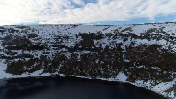 Antenn Drönare Scen Kratern Med Lagunen Batea Mahuida Kamera Färdas — Stockvideo