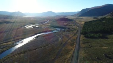 Bozkır ve Nahueve Nehri neuquen, Patagonya Arjantin hava dron sahne. Andes Dağları kar, gün batımı ile. EPU Lauquen göller. Çam ekimi, ağaçlandırma, ticari amaç. Çakıl yol.