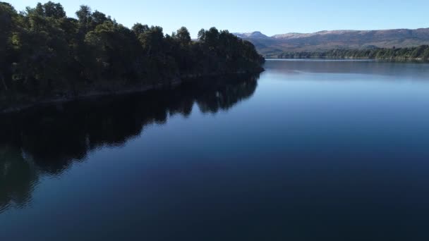 Escena Aérea Drones Lago Alúmina Batea Mahuida Montañas Con Bosques — Vídeos de Stock