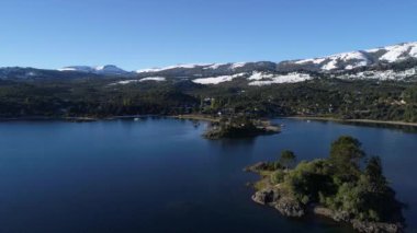 Villa Pehuenia Town, Moquehue, Neuquen, Patagonya Arjantin hava dron sahne. Bazı adalar Araucaria ağaçlarıyla Alumine göle doğru ilerlemeye kamera. Batea Mahuida volkan kar ile