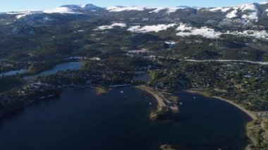 Villa Pehuenia, Moquehue, Neuquen, Patagonya Arjantin hava dron sahne. Kamera hareketli Alumine gölden iletir. Batea Mahuida volkan kar ile 