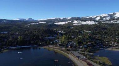 Villa Pehuenia Town, Moquehue, Neuquen, Patagonya Arjantin hava dron sahne. Geriye doğru bazı adalar Araucaria ağaçları Alumine göle ile hareketli kamera. Batea Mahuida volkan.