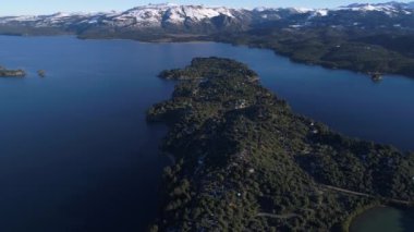Bir yarımada ile hava dron sahne evler Villa Pehuenia, Moquehue, Neuquen, Patagonya Arjantin. Bazı adalar Alumine göle doğru ilerlemeye kamera. 