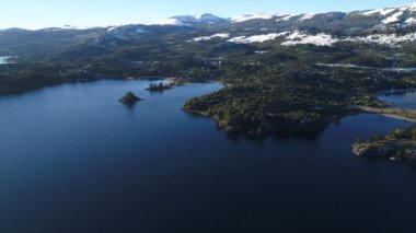 Villa Pehuenia Town, Moquehue, Neuquen, Patagonya Arjantin hava dron sahne. Kamera hareketli Alumine gölden iletir. Dağlar, kar üzerinde arka plan ile Batea Mahuida volkan.