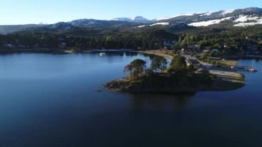 Villa Pehuenia, Moquehue, Neuquen, Patagonya Arjantin hava dron sahne. Araucaria ile Yarımadası çevresindeki dönme fotoğraf makinesi. Alumine Gölü. Batea Mahuida volkan