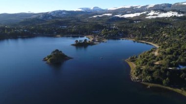 Villa Pehuenia, Moquehue, Neuquen, Patagonya Arjantin hava dron sahne. Hareketli kamera iletir ve yakın almak için araucaria ile Adaları. Alumine Gölü. Dağlar, Batea Mahuida volkan