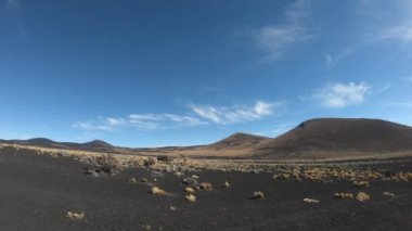 Stabilize kamera hareketi üzerinde La Payunia Ulusal Park, Malarge, Mendoza, Arjantin Cuyo, ileriye. Siyah ve kırmızı dağlar ve volkanlar lapillis volkanik taş altın otlar ile yapılan.