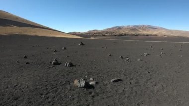 Stabilize kamera hareketi üzerinde La Payunia Ulusal Park, Malarge, Mendoza, Arjantin Cuyo, ileriye. Siyah ve kırmızı dağlar ve volkanlar lapillis volkanik taş altın otlar ile yapılan.