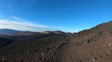 Bir yanardağ yamaç yolda, La Payunia Ulusal parkında Mendoza ileriye stabilize kamera hareketi. Siyah ve kırmızı dağlar ve volkanlar lapillis volkanik taş altın otlar ile yapılan.