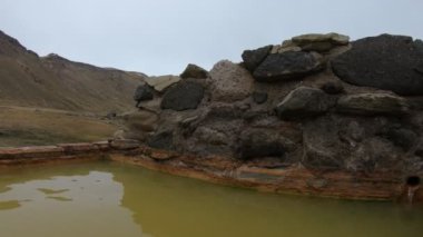 Kaplıcalar Cajon Grande Mendoza Cuyo, Arjantin içinde ilk kişi sahne. Kamera Campanario dağ kar ile panoramik manzarasını keşfetmek. And Dağları. Turistik yer, doğal sıcak su banyosu.