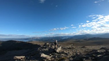 Batea Mahuida volkan trekking. Krater kayalık yamaç yürüme çanta taşıma bebek dostum. Villa Pehuenia, Moquehue, Patagonia, Arjantin. Andes arka plan üzerinde.