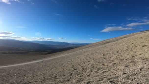 稳定的相机移动平移左在 Batea Mahuida 火山斜坡 Pehuenia Moquehue 内乌肯省 巴塔哥尼亚阿根廷 背景上的安第斯山脉 — 图库视频影像