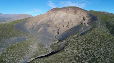 Malacara yanardağ Malargue, mendoza cuyo, Arjantin hava dron sahne. Yana doğru hareket kamera. Eski turistik volkan La Payunia Milli Parkı'nda. hydromagmatic volkan.