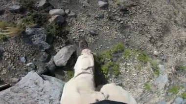 Villa pehuenia, moquehue, neuquen, Patagonya Arjantin bozkır manzaraya tarih içinde belgili tanımlık vahşi otlar ve kayaların üzerinden yürüyen adam metrelik aşağı işaret stabilize kamera.