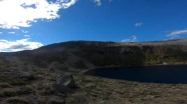 Villa Pehuenia, Moquehue, Neuquen, Patagonya Arjantin Batea Mahuida volkanlar krater gölünde sağa kaydırma stabilize kamera hareketi. Bozkır manzara ile büyük dağ.