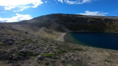 Villa Pehuenia, Moquehue, Neuquen, Patagonya Arjantin Batea Mahuida volkanlar krater gölünde sağa kaydırma stabilize kamera hareketi. Bozkır manzara ile büyük dağ.