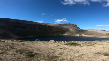 Villa Pehuenia, Moquehue, Neuquen, Patagonya Arjantin, Batea Mahuida volkanlar krater gölünde için ileriye stabilize kamera hareketi. Bozkır manzara ile büyük dağ.