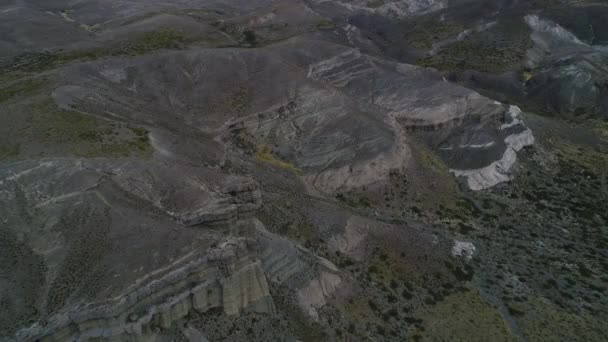 岩石形成与城堡 Silhuette Castillos Pincheira Turistic 空中到前视图场景下降 山和地质形成的背景 巴塔哥尼亚 Malarge — 图库视频影像