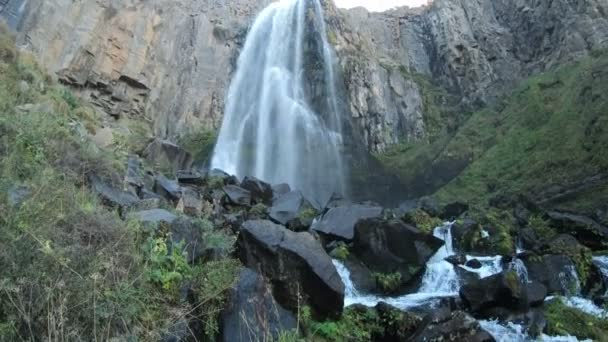 Fragua 瀑布在曼扎诺 Amargo 内乌肯省 巴塔哥尼亚阿根廷 在日落时分 秋天场面 岩石形成的水从摄像机上向上平移 岩石细节 — 图库视频影像