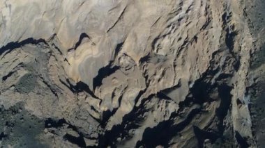 Malacara yanardağ Malargue, mendoza cuyo, Arjantin hava dron sahne üstten görünüm. Kamera hareket iletir. Eski turistik volkan La Payunia Milli Parkı'nda. hydromagmatic volkan.