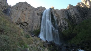 La Fragua şelale Manzano Amargo, Neuquen, Patagonya Arjantin detayını. Gün batımında. Sonbahar sahne. Fotoğraf makinesi yan kaydırma ve hala kalır.