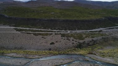 Nehir pincheira. Nehir towads van geçerken hava dron sahne. Çevre Castillos de Pincheira turistik jeolojik oluşumların. Malarge, patagonia, Mendoza, Argentina