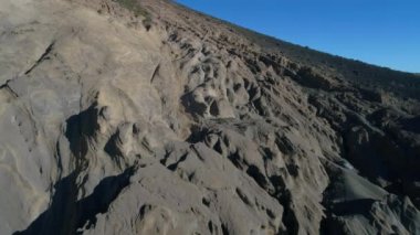 Malacara yanardağ Malargue, mendoza cuyo, Arjantin hava dron sahne. Fotoğraf makinesi dağ doğru hareket. Turistik volkan La Payunia Milli Parkı'nda. hydromagmatic volkan. Derma duvarlar.