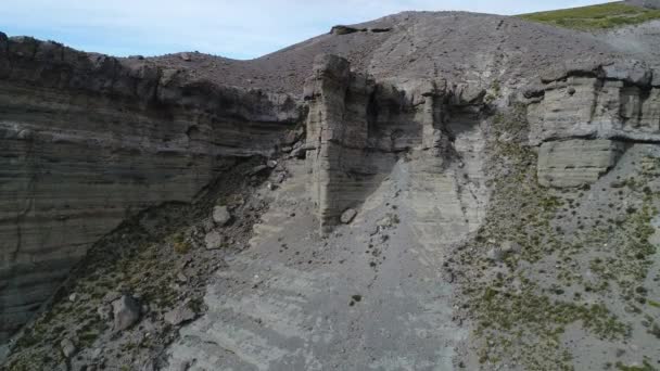 岩石形成与城堡 Silhuette Castillos Pincheira Turistic 从地质构造向后退的空中场景 巴塔哥尼亚 Malarge 门多萨 阿根廷 — 图库视频影像