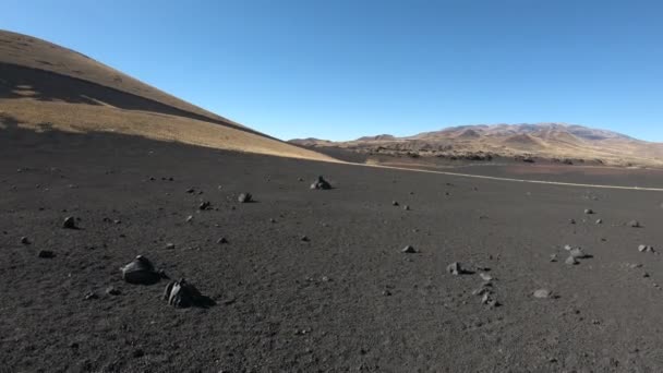 稳定的相机运动前进的 Payunia 国家公园 Malargue Cuyo 门多萨 阿根廷 Lapillis 火山岩的黑 红山脉与火山 — 图库视频影像