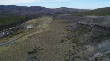 Pincheira vadisinde, kaya oluşumları ile kale, siluet ev sahipliği yapmaktadır. Castillos de Pincheira turistik yer. Yanlara doğru jeolojik oluşumlar hareketli yüksek irtifa hava yerinden. Patagonya