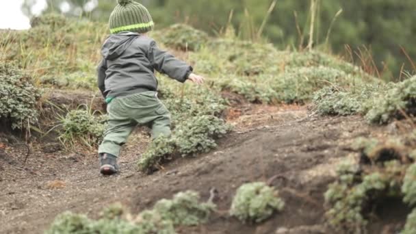 Маленький Молодий Гарний Хлопчик Зеленою Курткою Великою Вовняною Шапочкою Виходить — стокове відео